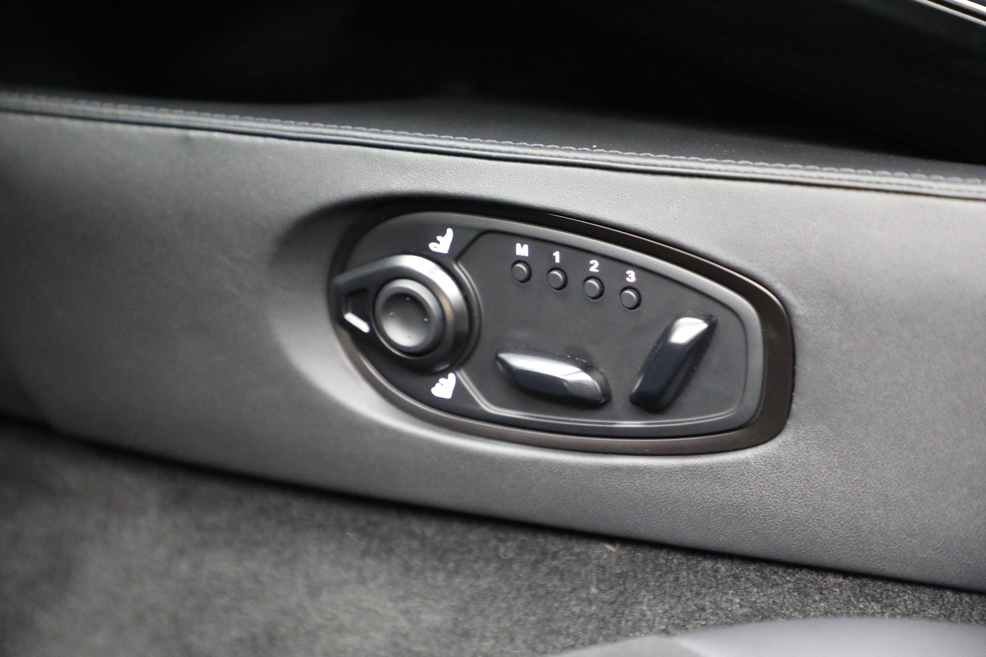 Used 2025 Aston Martin V8 Vantage Coupe image 27