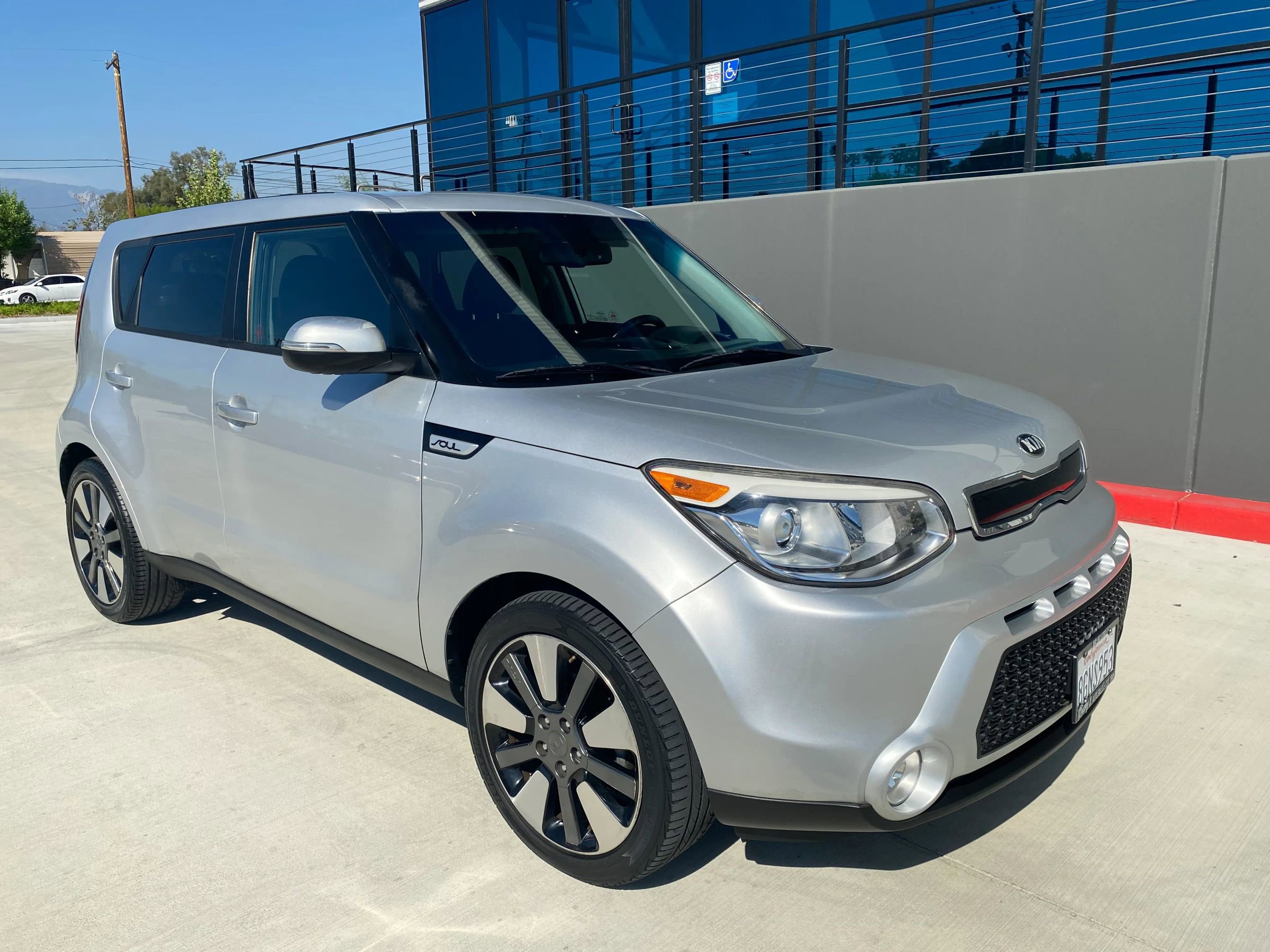 Used 2015 Kia Soul ! FWD image 1