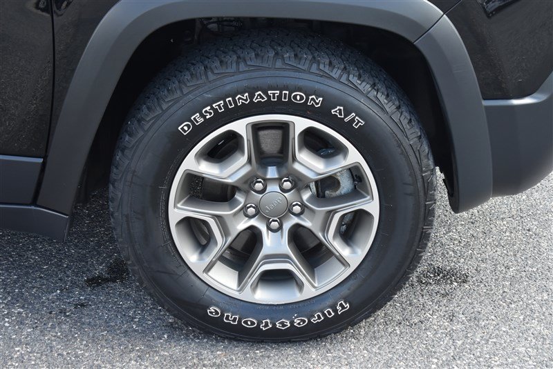 Used 2022 Jeep Cherokee Trailhawk w/ Comfort/Convenience Group AWD/4WD image 3
