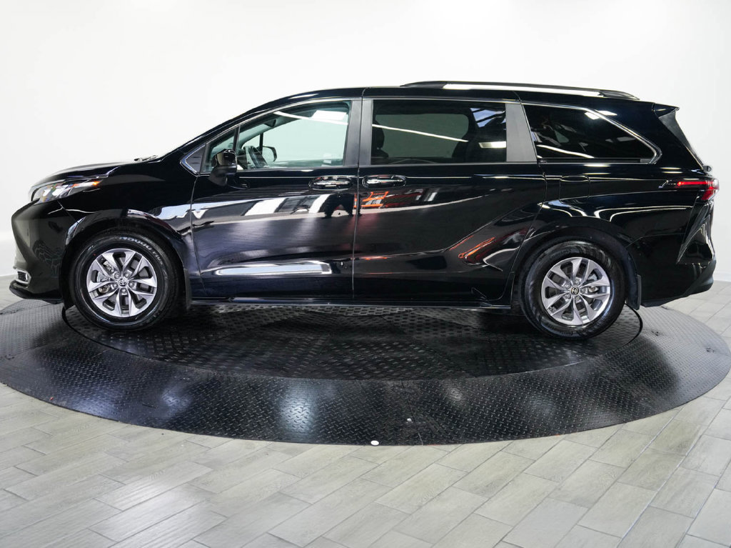 Used 2024 Toyota Sienna XLE w/ XLE Plus Package FWD image 4