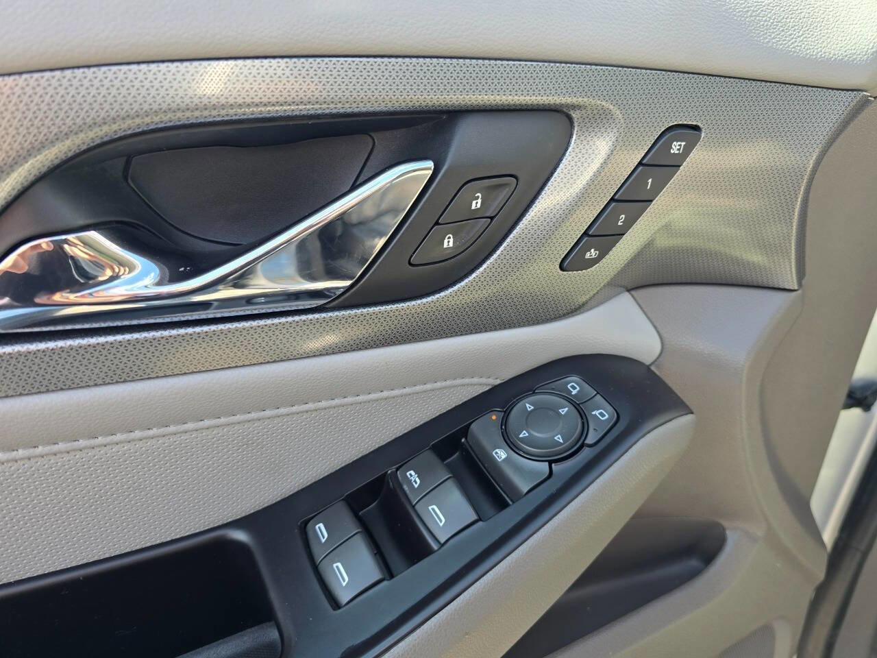 Used 2018 Chevrolet Traverse Premier image 12