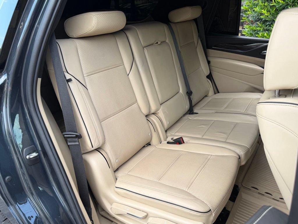 Used 2022 Cadillac Escalade Premium Luxury w/ Performance Package AWD/4WD image 40