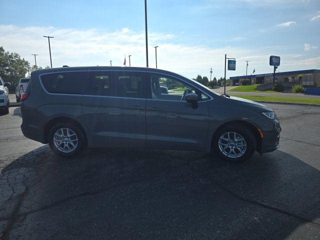 Used 2023 Chrysler Pacifica Touring-L FWD image 6