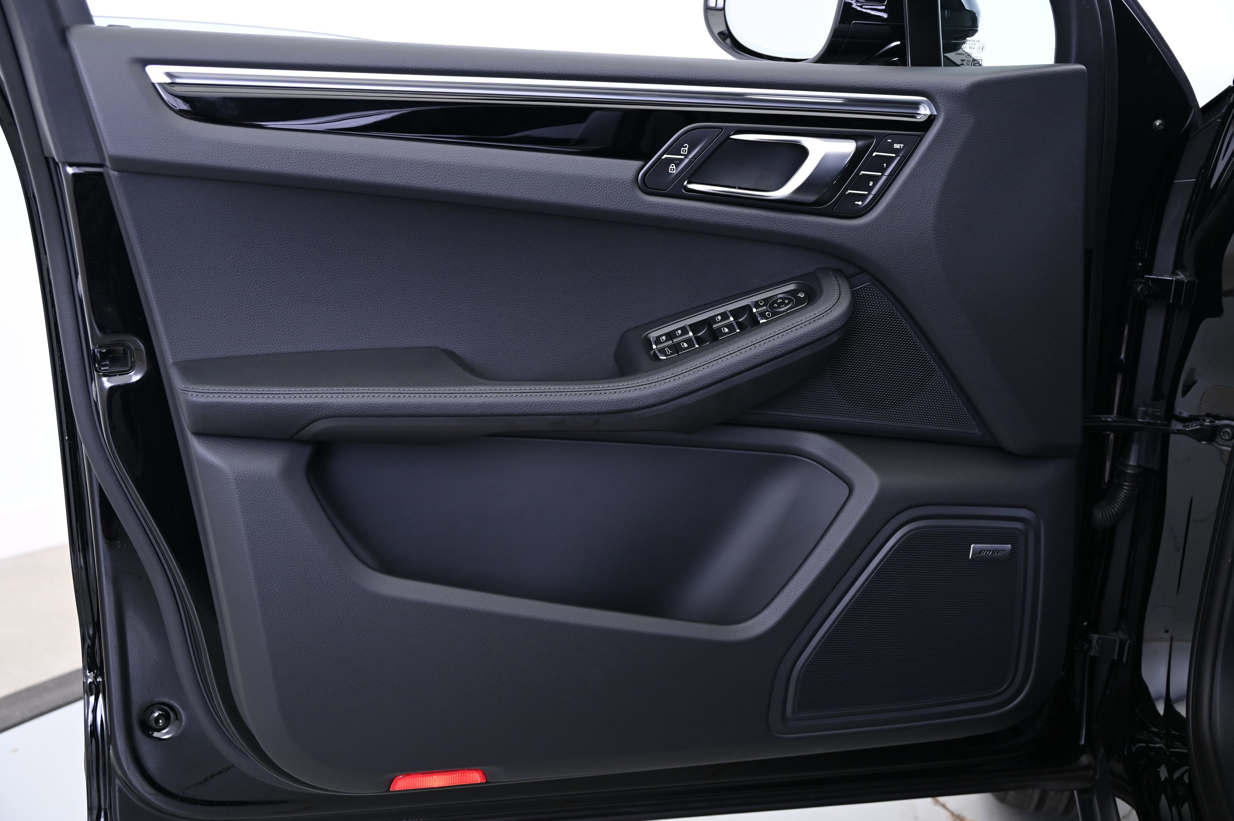 Certified 2025 Porsche Macan image 34