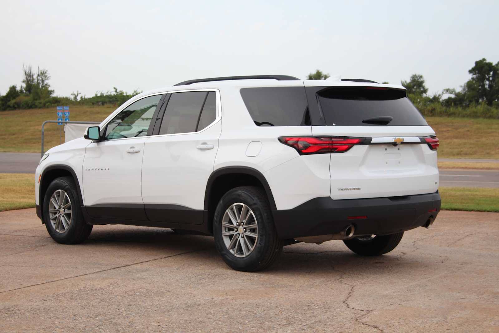 Used 2023 Chevrolet Traverse LT FWD image 7