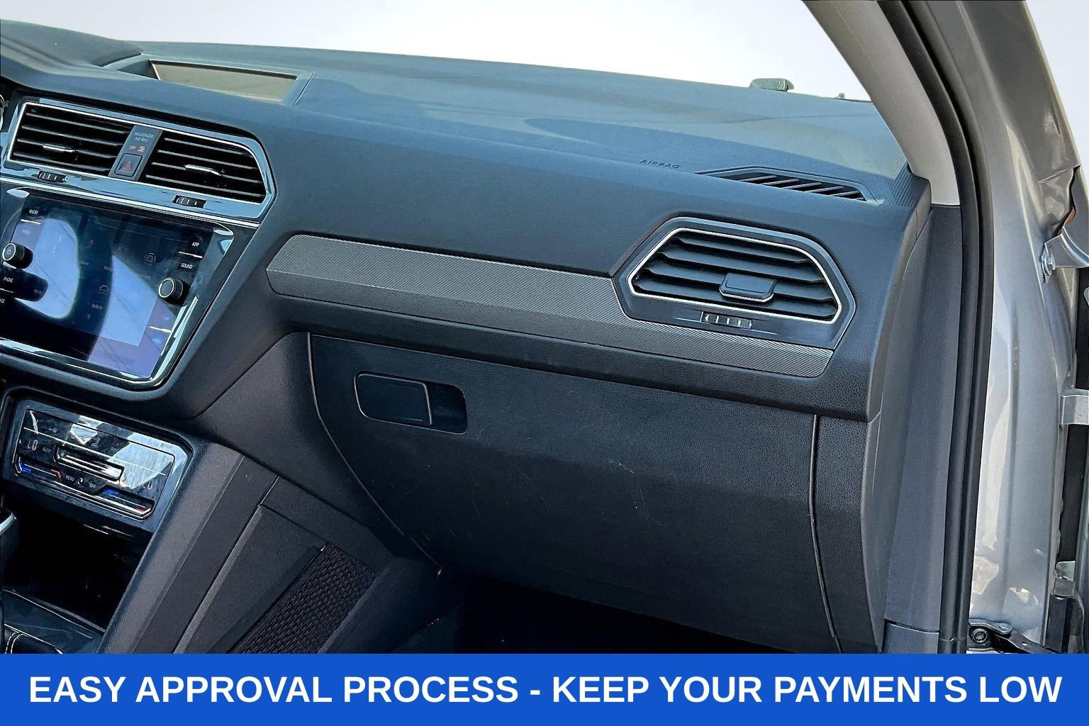 Used 2024 Volkswagen Tiguan SE image 34