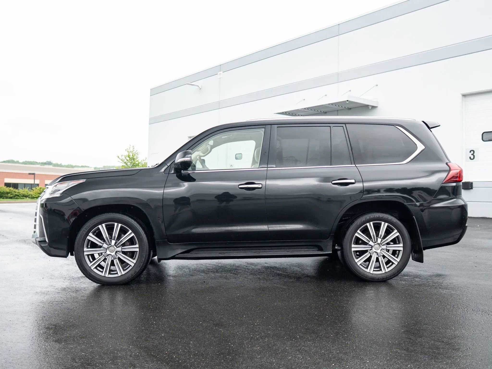 Used 2017 Lexus LX 570 4WD w/ Luxury Package image 3