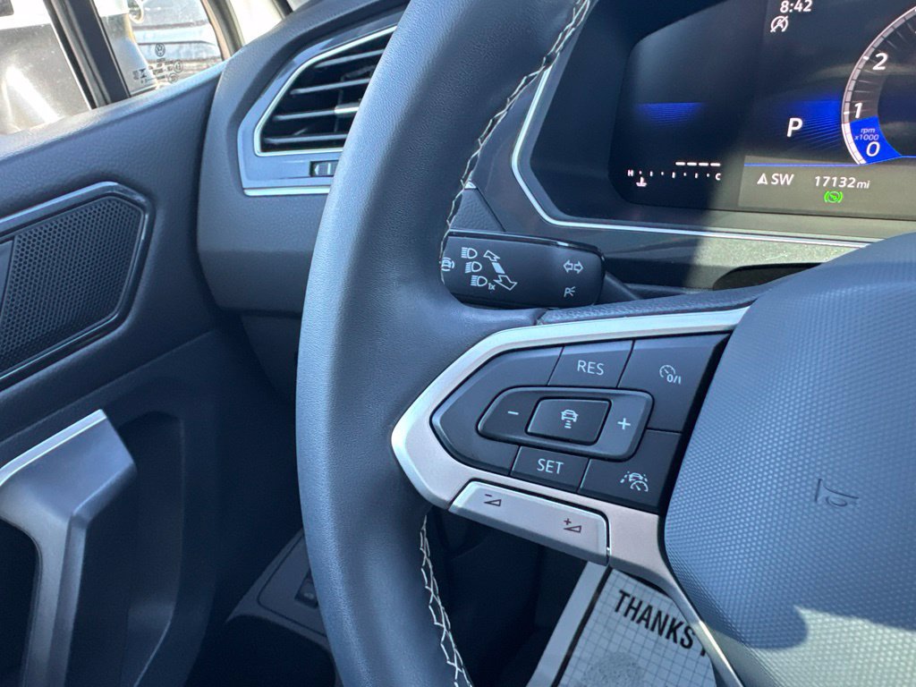 Used 2024 Volkswagen Tiguan SE w/ Panoramic Sunroof Package FWD image 17