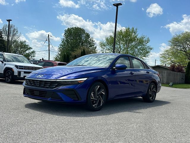 Used 2025 Hyundai Elantra SEL FWD image 2