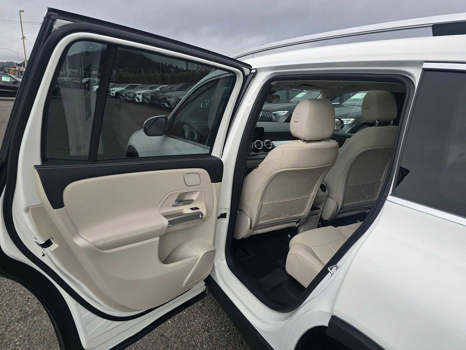 Used 2023 Mercedes-Benz EQB 300 4MATIC image 17