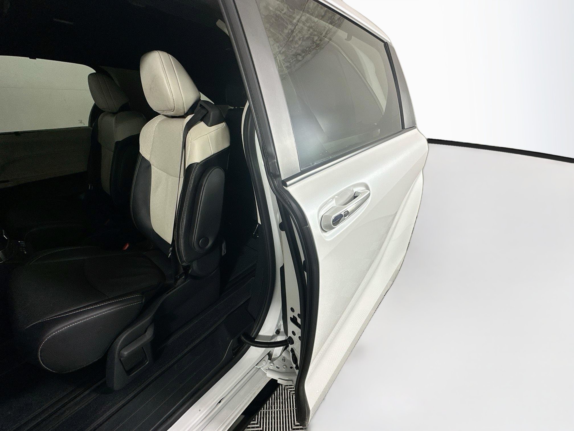 Used 2025 Toyota Sienna Platinum AWD/4WD image 26