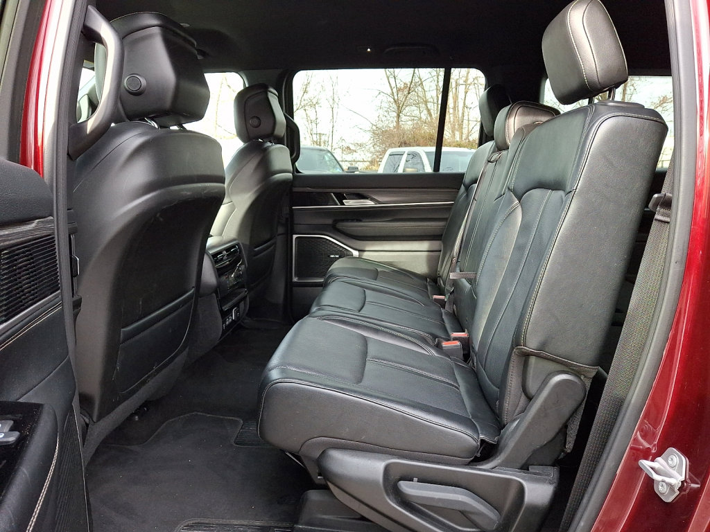 Used 2024 Jeep Wagoneer L Series II w/ Flexible Seating Group image 17