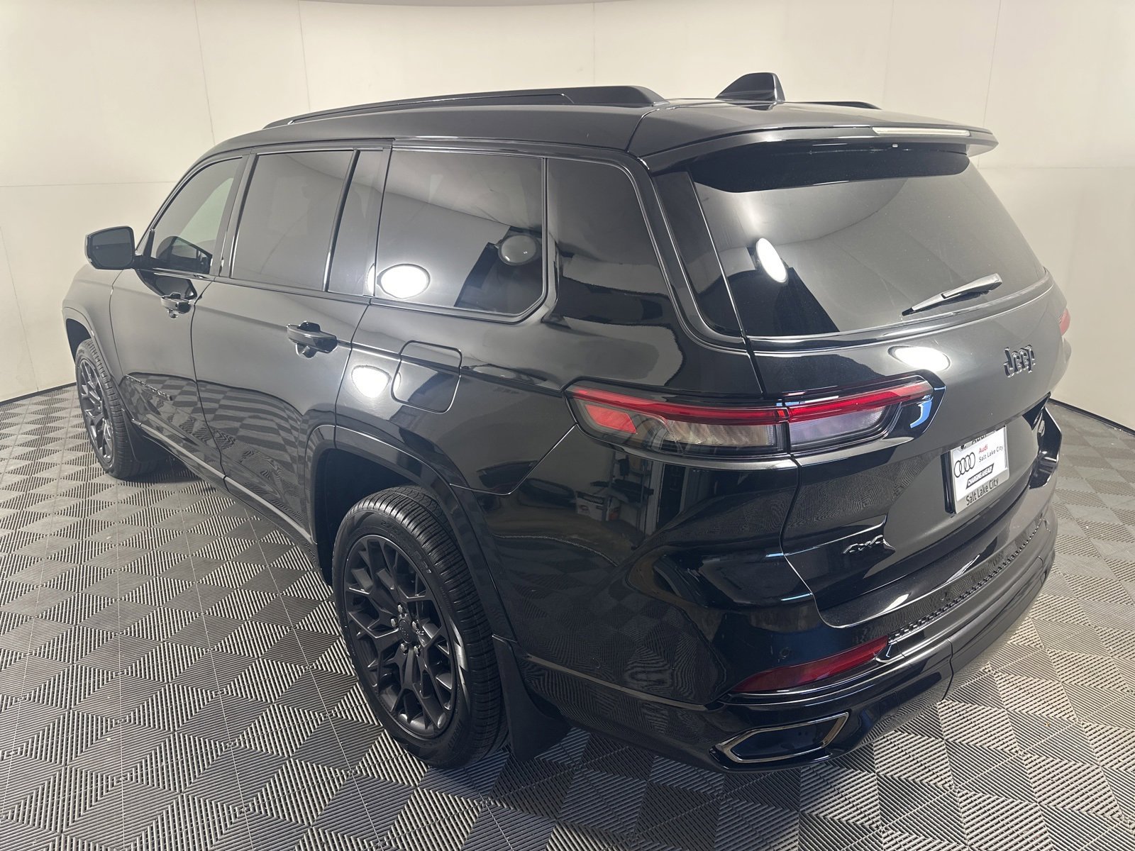 Used 2023 Jeep Grand Cherokee L Summit w/ High Altitude Package image 4