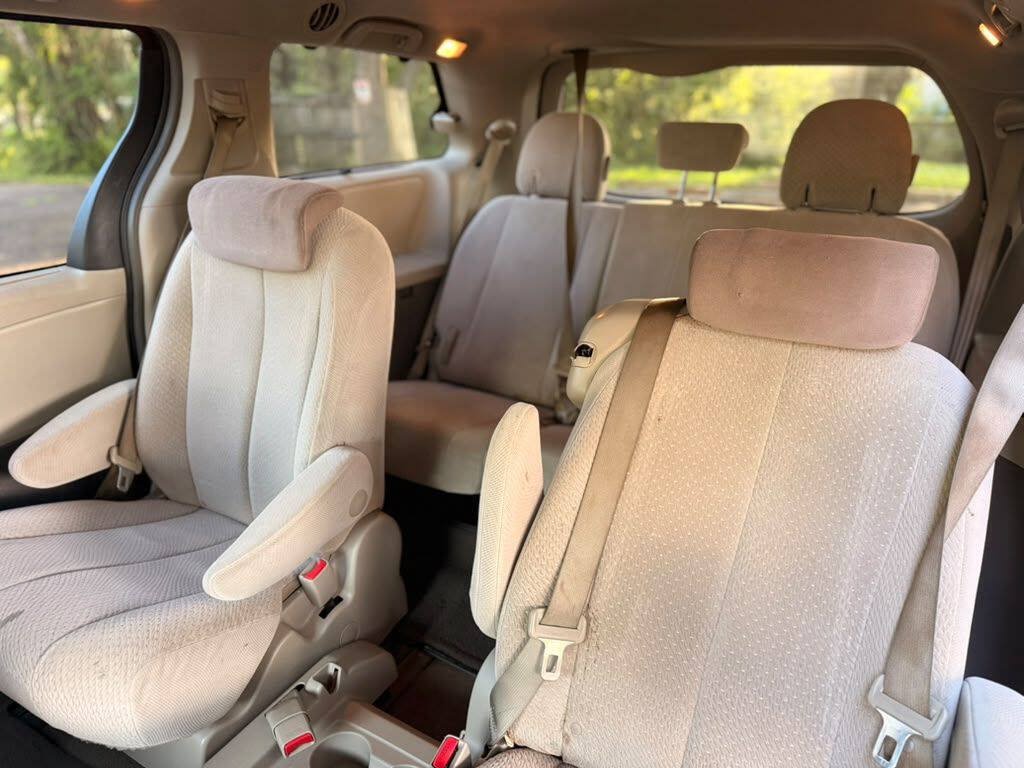Used 2014 Toyota Sienna LE FWD image 12
