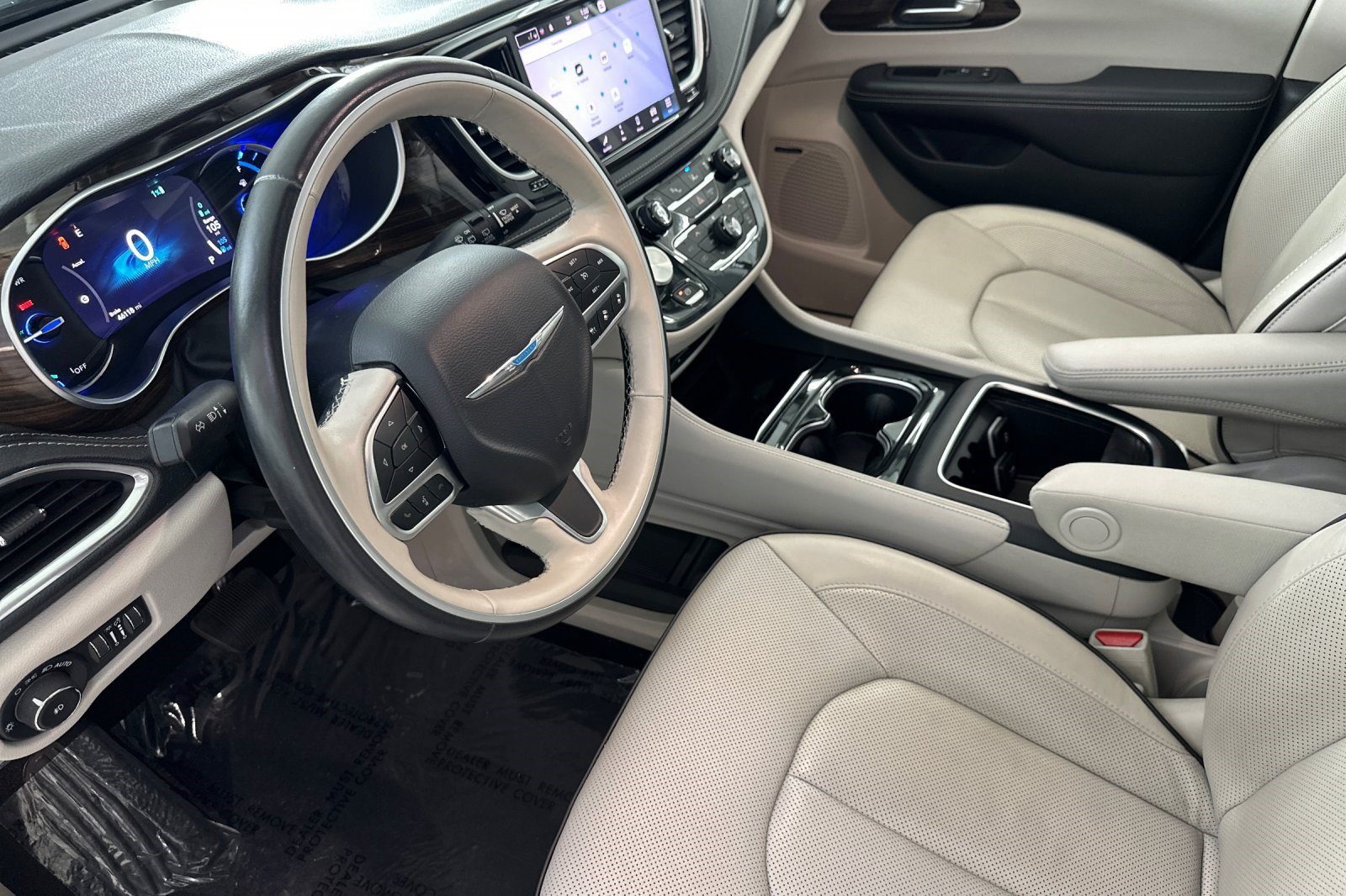 Used 2021 Chrysler Pacifica Limited w/ Uconnect Theater Family Group FWD image 4