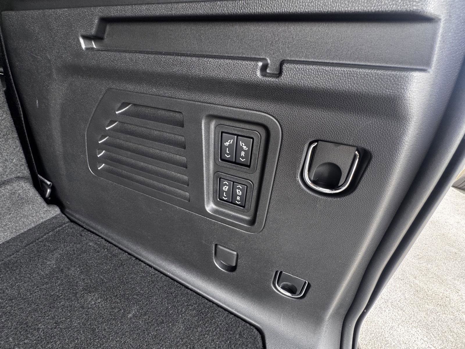 Used 2025 Chevrolet Traverse High Country FWD image 15
