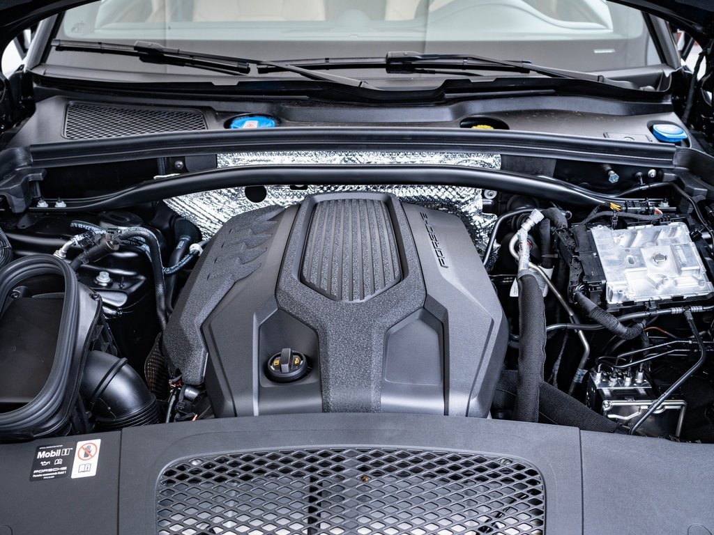 Certified 2025 Porsche Macan image 39