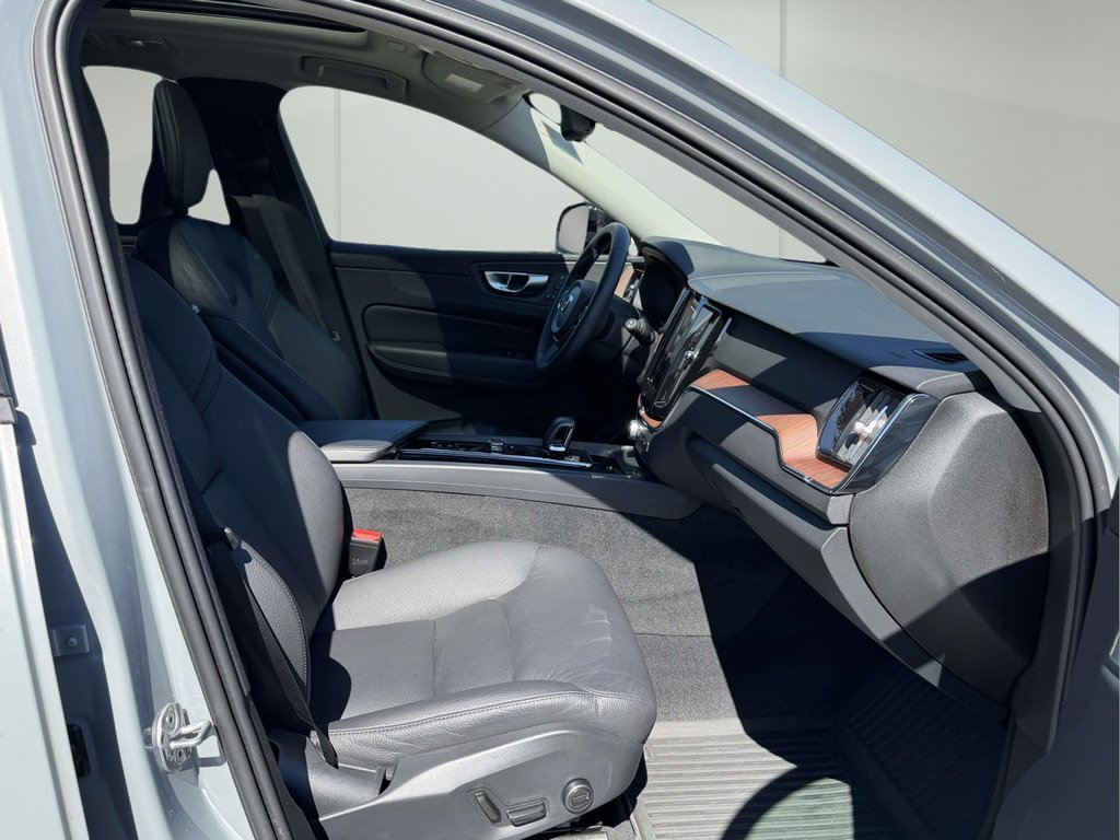 Used 2024 Volvo XC60 B5 Plus w/ Protection Package Premier AWD/4WD image 11