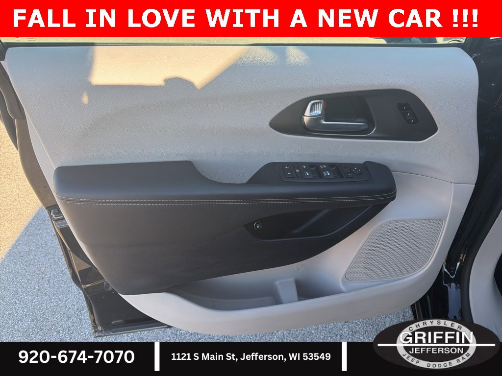 Used 2024 Chrysler Pacifica Select image 19