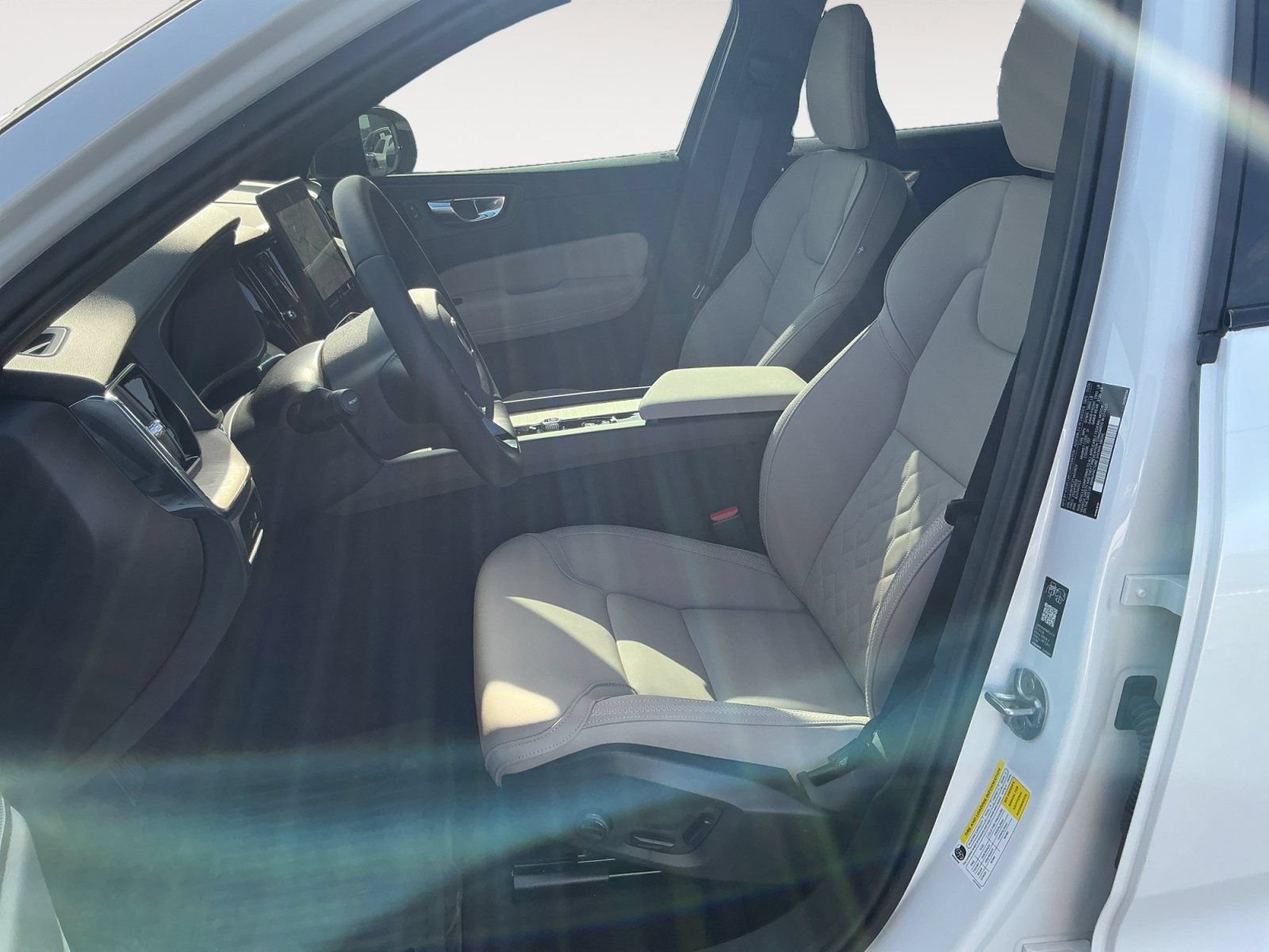 New 2026 Volvo XC60 T8 Plus w/ Protection Package Premier AWD/4WD image 9