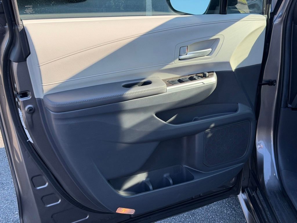 Used 2024 Toyota Sienna XLE image 19
