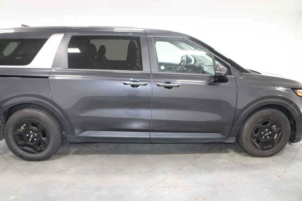Used 2025 Kia Carnival FWD image 11