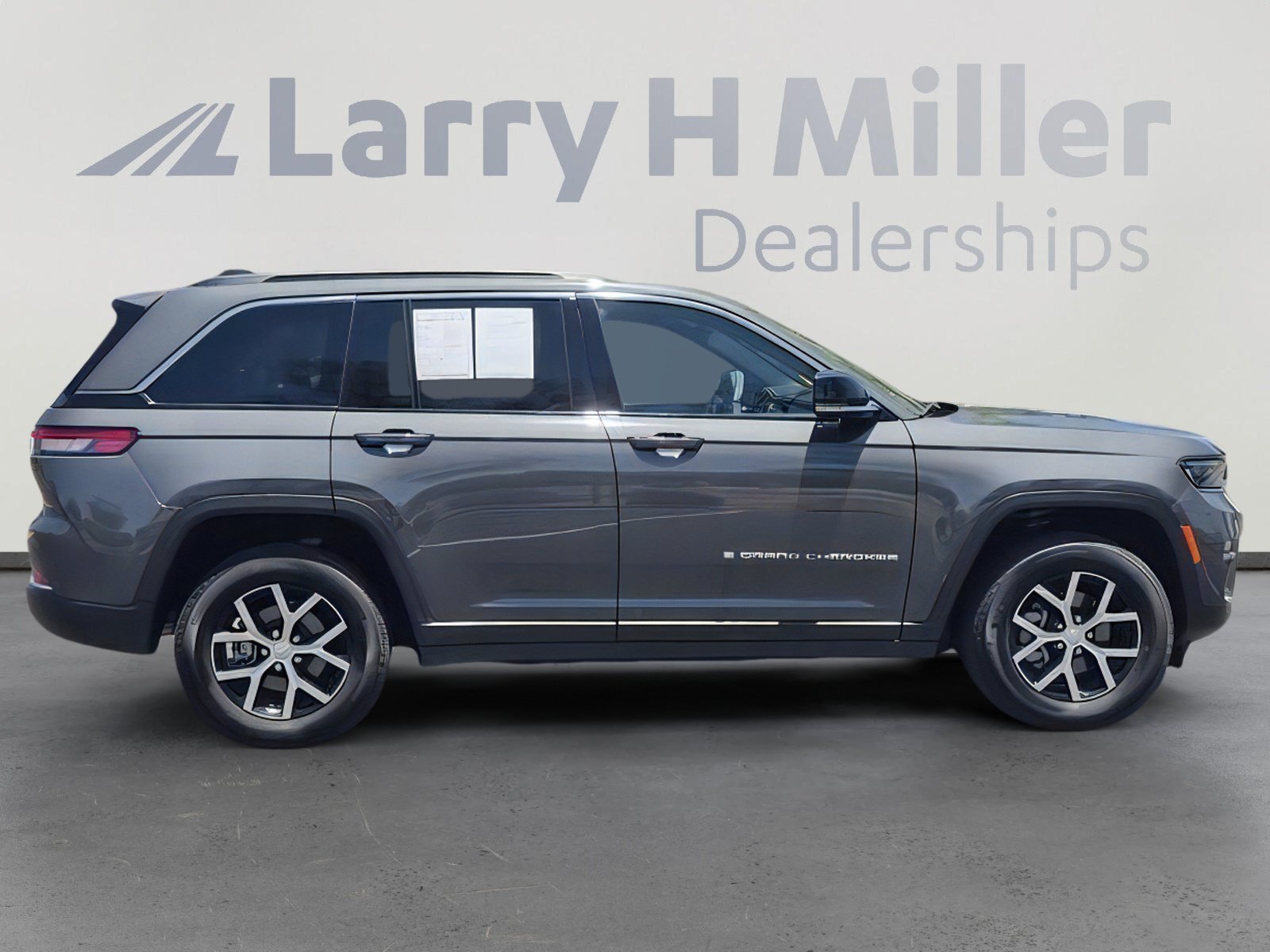 Used 2025 Jeep Grand Cherokee Limited w/ Trailer Tow Package AWD/4WD image 7