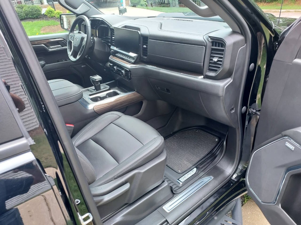 Used 2024 Chevrolet Silverado 1500 LT Trail Boss w/ LT Trail Boss Premium Package AWD/4WD image 9