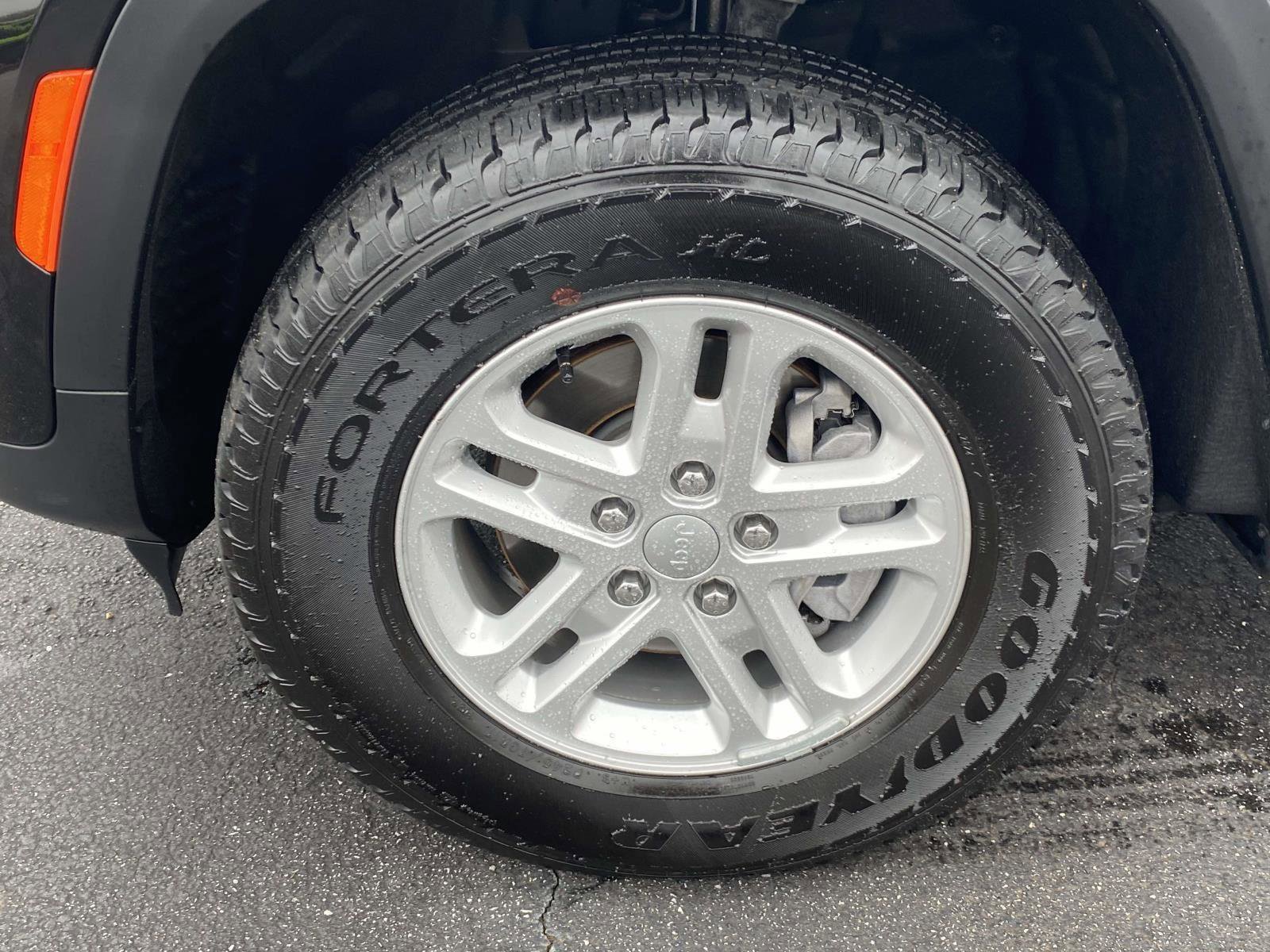 Certified 2024 Jeep Grand Cherokee Laredo image 26