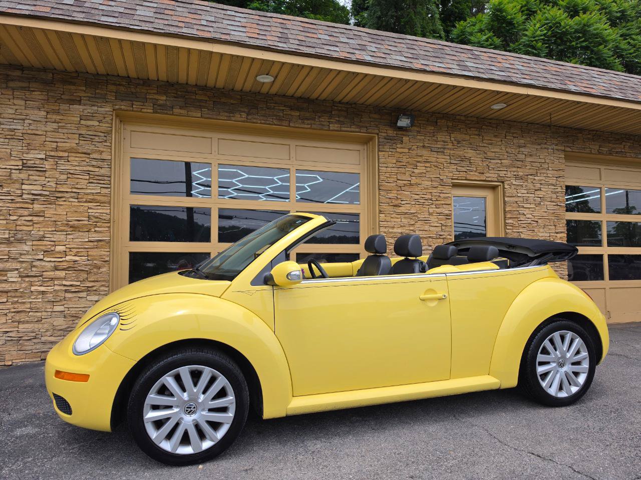 Used 2008 Volkswagen Beetle SE FWD image 1