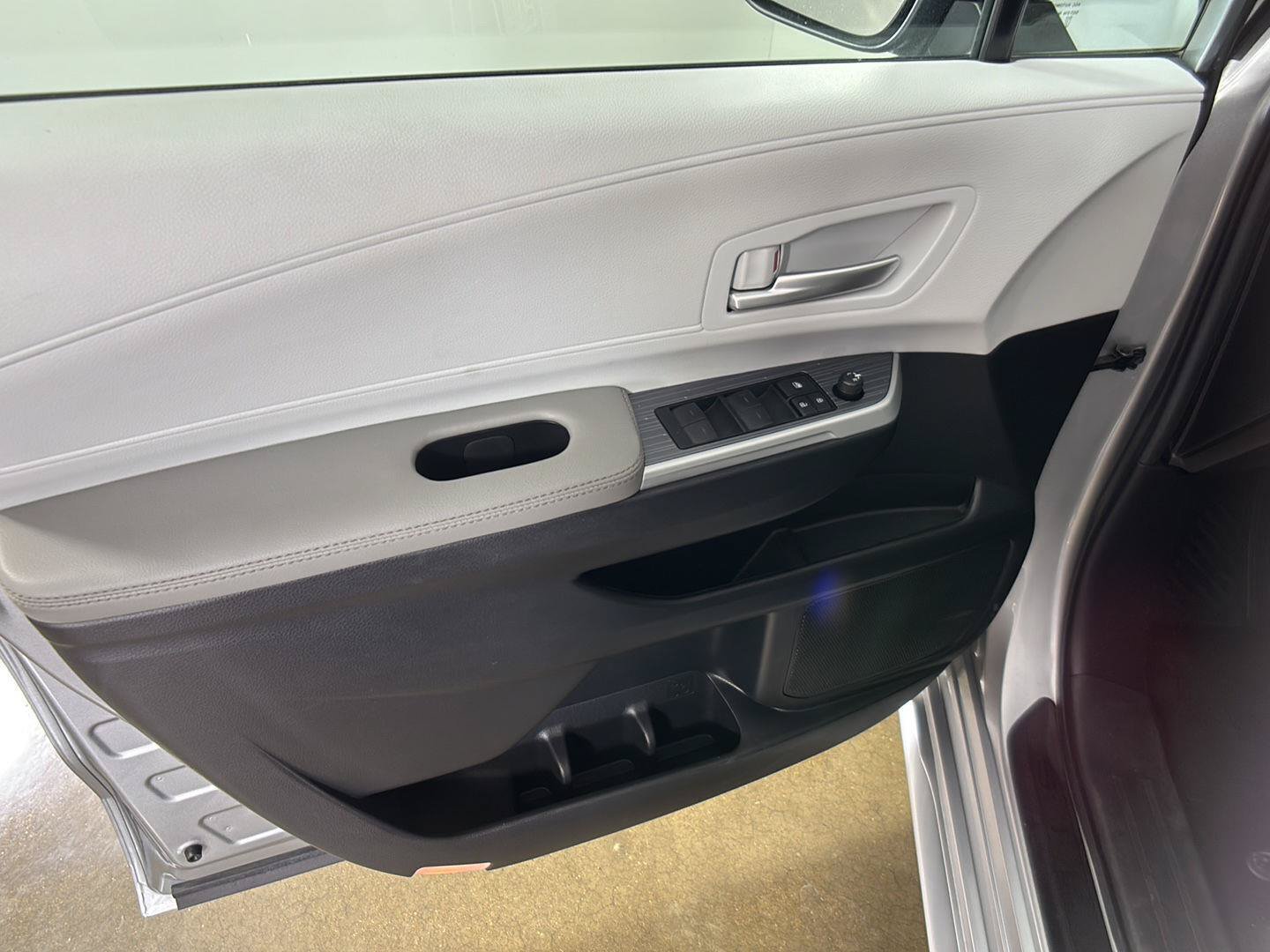 Used 2025 Toyota Sienna XLE w/ XLE Plus Package FWD image 28