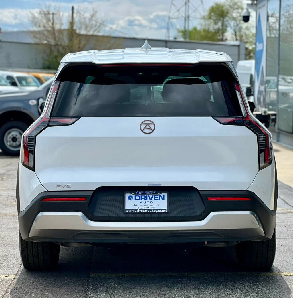 Used 2024 Kia EV9 Light Long Range RWD image 4