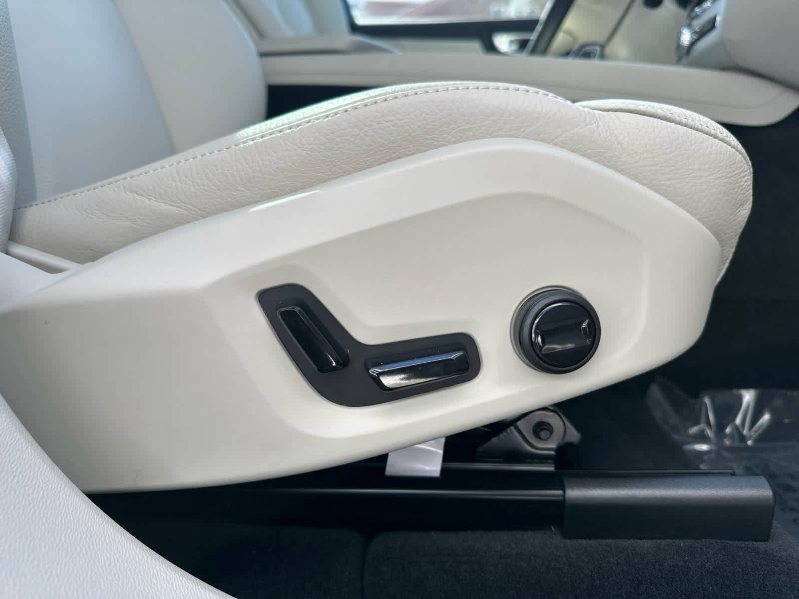 Certified 2024 Volvo XC60 B5 Core AWD/4WD image 43