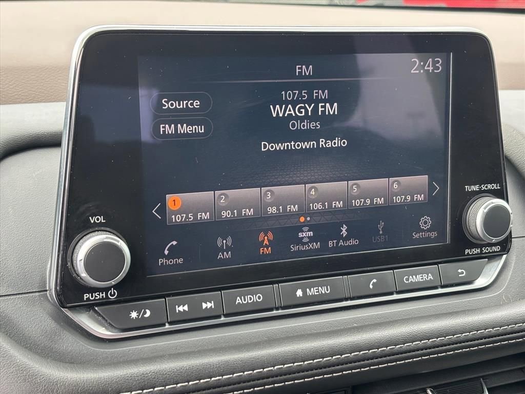 Used 2023 Nissan Rogue SV image 3