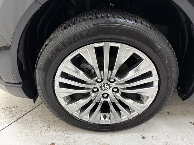 Used 2022 Toyota Venza XLE image 31