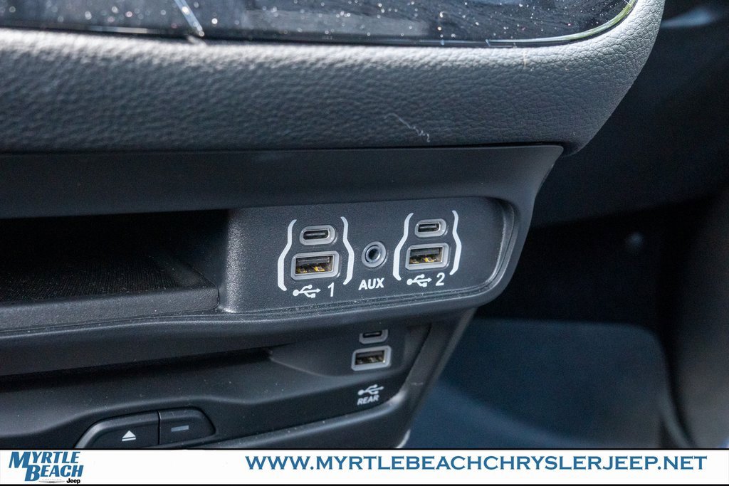 New 2025 Chrysler Pacifica Select w/ Uconnect Theater Family Group image 23