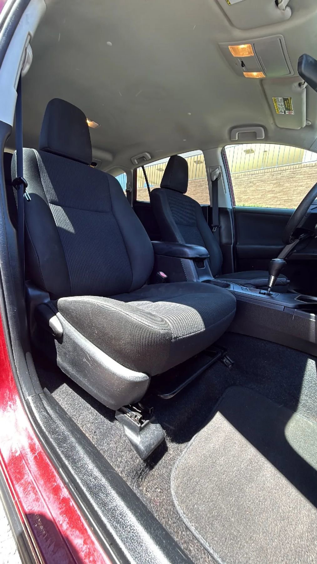 Used 2018 Toyota RAV4 LE FWD image 25
