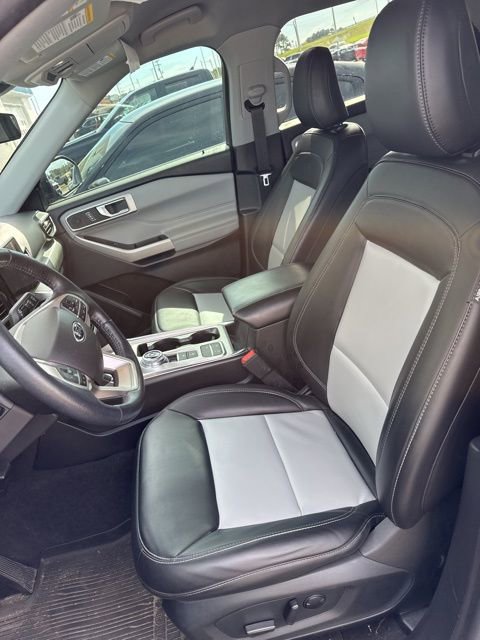 Used 2022 Ford Explorer XLT w/ Equipment Group 202A image 9