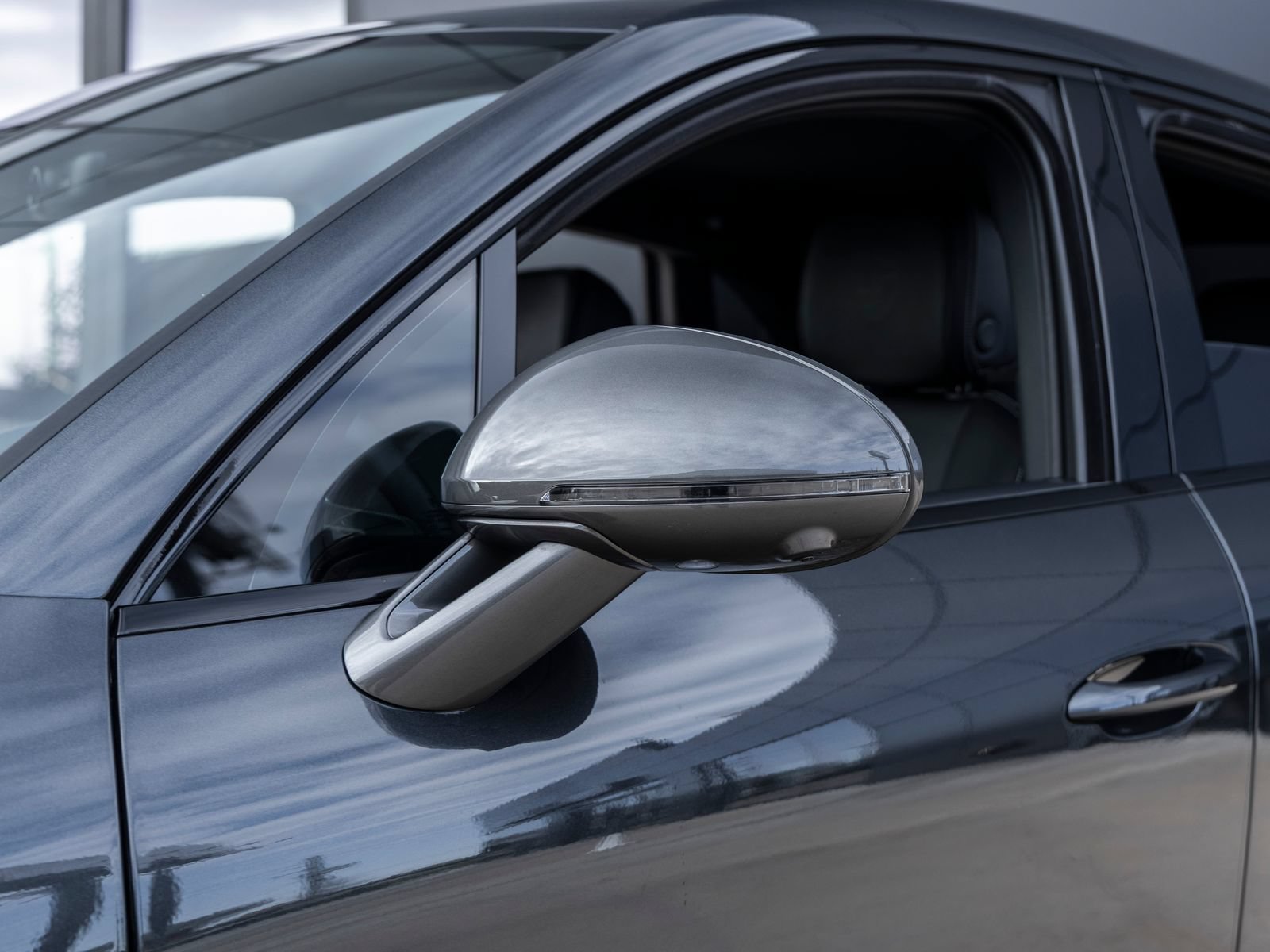 Certified 2025 Porsche Macan Turbo AWD/4WD image 17