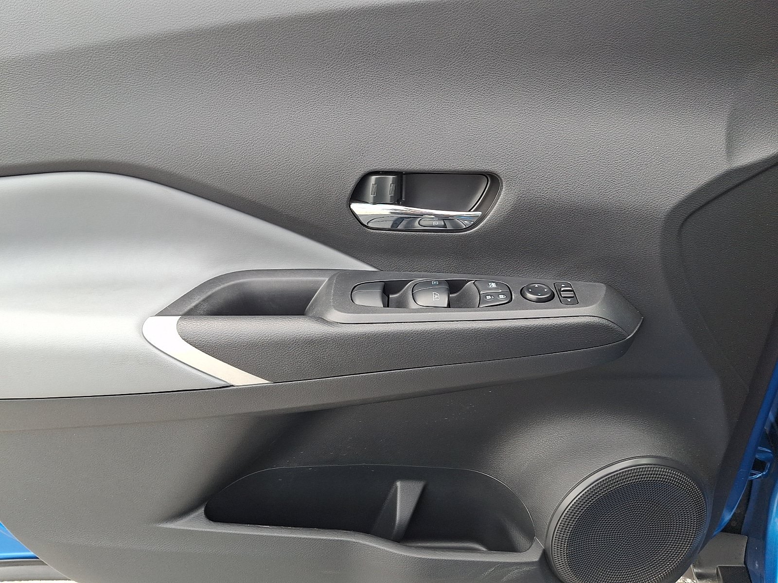 Used 2023 Nissan Kicks SR w/ SR Premium Package FWD image 12