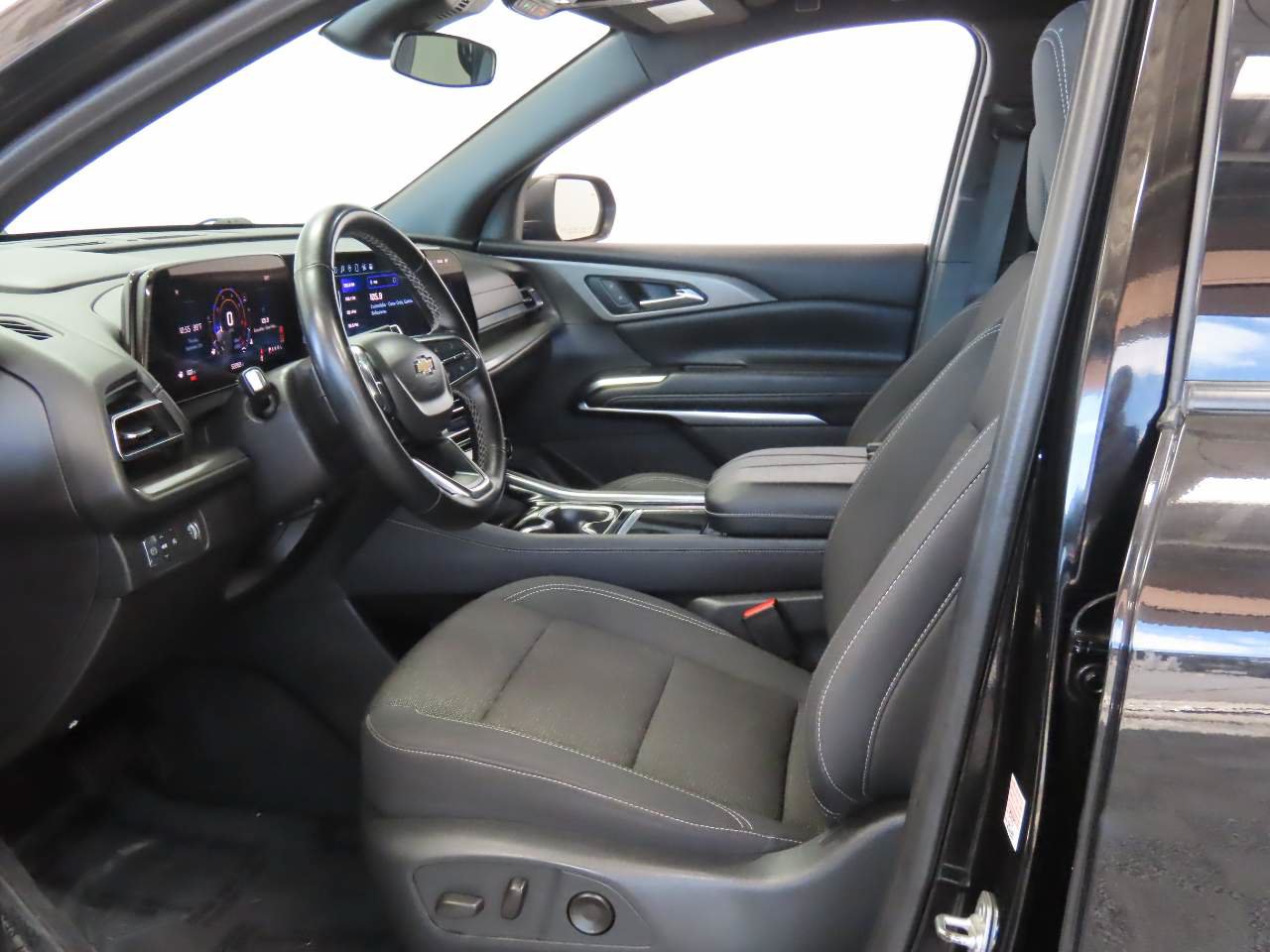 Used 2024 Chevrolet Traverse LT FWD image 15