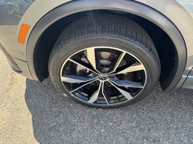 Used 2022 Volkswagen Tiguan SEL R-Line AWD/4WD image 12