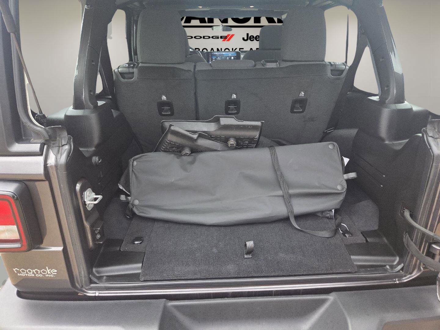 Used 2025 Jeep Wrangler Sport image 27