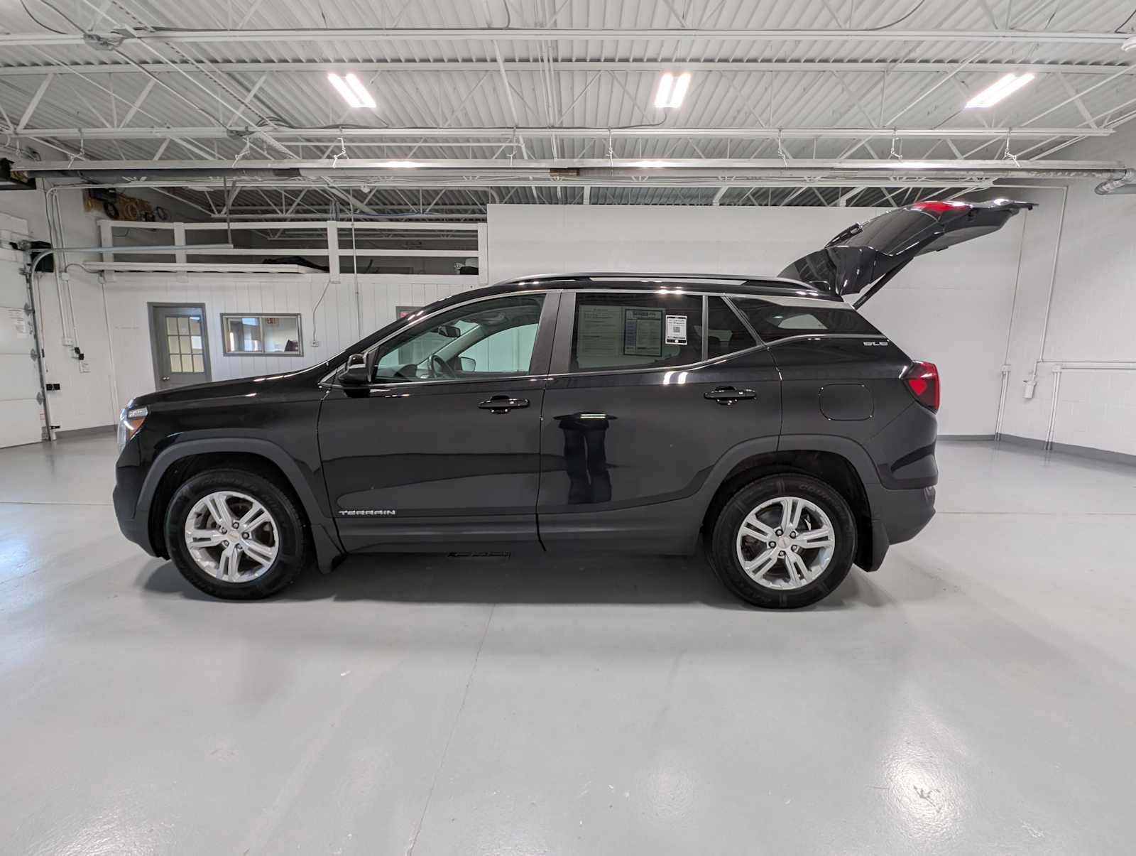 Used 2022 GMC Terrain SLE w/ Driver Convenience Package image 13