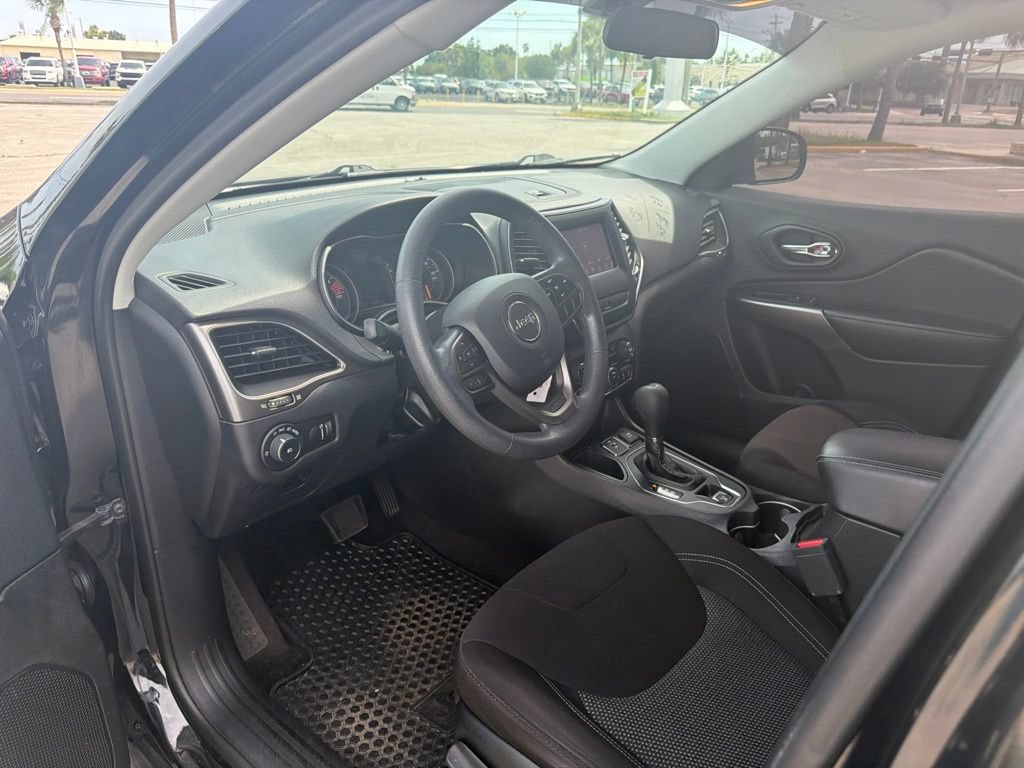 Used 2019 Jeep Cherokee Latitude w/ Popular Appearance Group FWD image 9