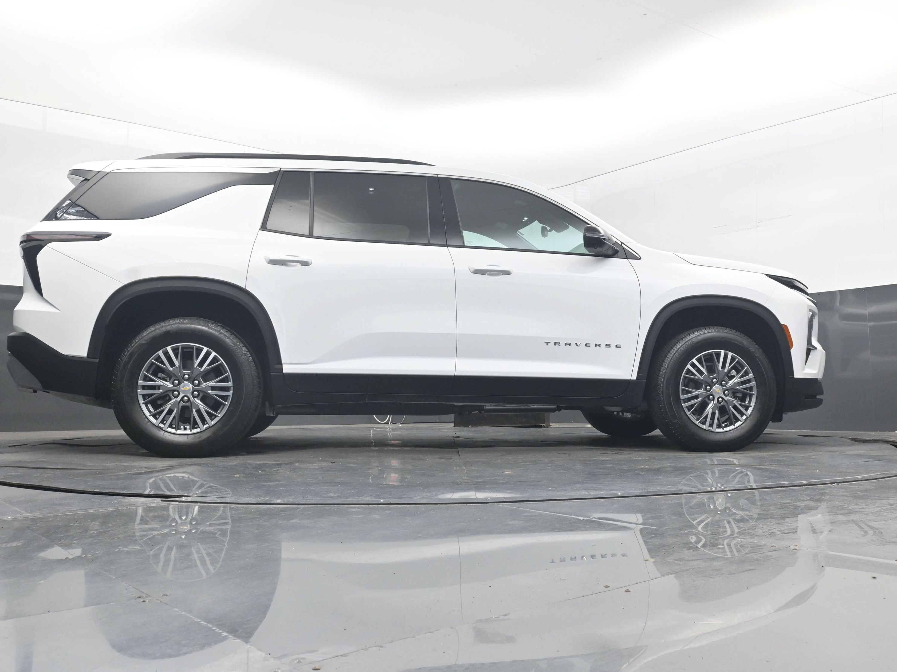 Certified 2026 Chevrolet Traverse LT w/ Driver Confidence Package FWD image 35