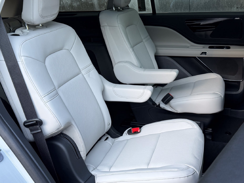New 2027 Lincoln Aviator AWD w/ Jet Appearance Package image 12