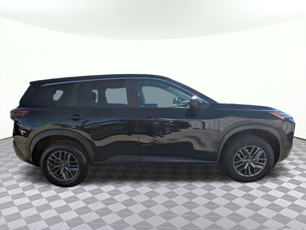 Used 2023 Nissan Rogue S image 2