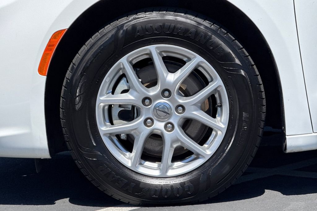 Used 2023 Chrysler Pacifica Touring-L FWD image 15