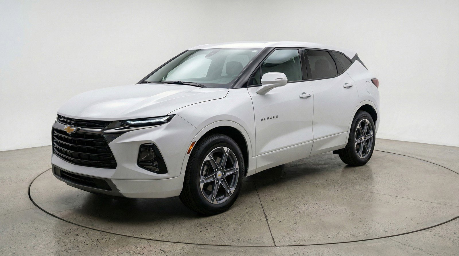 Used 2025 Chevrolet Blazer LT image 3